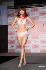 组图：明道代言女性内衣享艳福 与靓模亲密接触