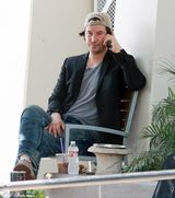 组图：基努-里维斯咖啡馆独坐1小时形单影只