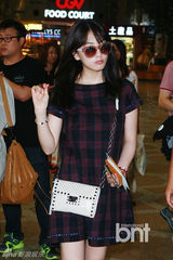 组图：KARA素颜现身机场墨镜遮面为新曲飞日本