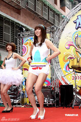 幻灯图集：郭书瑶秀美腿大玩泼水湿身