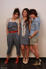 高清组图：SHE东方春晚首唱新曲 自称“很紧张”