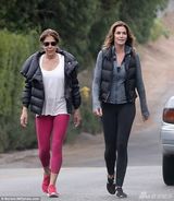 组图：老牌超模辛迪-克劳馥曲线苗条风采依旧