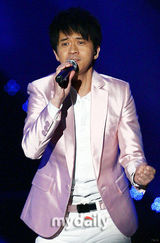 组图：宝儿张靓颖唱响首尔 Rain现场脱衣大秀热舞