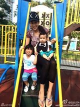 组图：陈浩民妻子晒儿女照 姐弟情深呆萌可爱