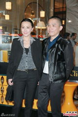 组图：梁朝伟学舞弃老婆陪 嘉玲称王菲享受单身