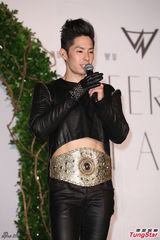 组图：吴建豪亮相宣传新专辑 否认秘婚传闻