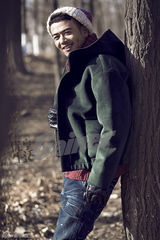 组图：杨烁暖男户外大片祝福马年马上有男友