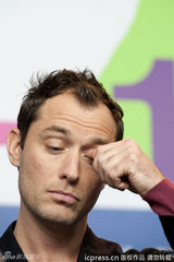 组图：裘德-洛熟男魅力不减 托腮卖萌N连拍