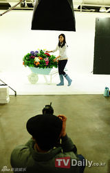 组图：韩星孔贤珠写真现场秀玲珑气质