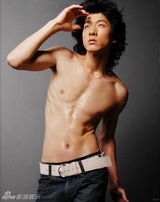 组图：张亮早期雷人照曝光 长发飘飘扮女妆