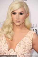 组图：钱妞Ke$Ha白色镂空裙亮相红毯 妆容清丽