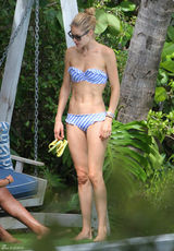 组图：荷兰超模杜晨-科洛斯比基尼秀身材