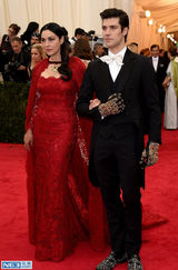 组图：莫妮卡-贝鲁奇火红蕾丝裙显女王霸气