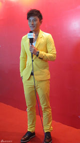 组图：贾乃亮助阵品牌魅力迷人 黄色西装抢眼