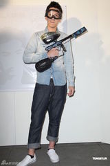 组图：柯震东闹市大打漆弹 期待电影音乐多面发展