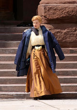 组图：《猩红山峰》片场照 抖森再变黑发坏男人