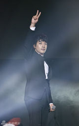 组图：BB三子火爆开唱圣诞夜 秀中文与粉丝互动