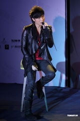 组图：古巨基三年磨一剑再发声 张柏芝令其请客