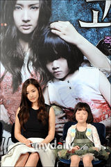 组图：朴敏英恐怖新片《猫》试映 为童星金艺伦庆生