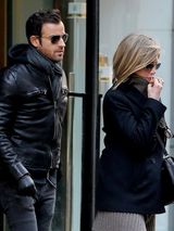 组图：詹妮弗午餐神情严肃似有心事 未婚夫紧随