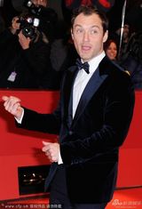 组图：《副作用》首映 王家卫携妻子助阵