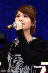 幻灯：杨丞琳为跨年演唱会卖力彩排