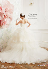 组图：筱田麻里子自创婚纱品牌唯美梦幻