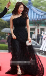 组图：朴信惠现身百想露肩长裙优雅别致