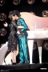 组图：周杰伦演唱会造型百变 与张惠妹合唱全场沸腾