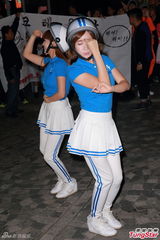 组图：Crayon Pop戴头盔现身握手会 大跳热舞