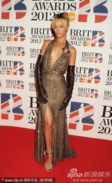 组图：第32届全英音乐奖 蕾哈娜深V露背秀美腿