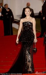 组图：章子怡戛纳走秀抹胸长裙秀美肩