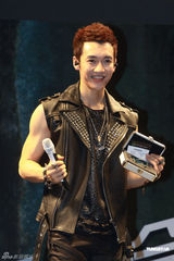 组图：王野发片秀肌肉 母亲带家常菜抵京支持