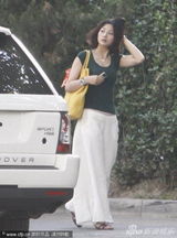 组图：殷桃拷贝王菲经典发型 手抚秀发娇媚动人