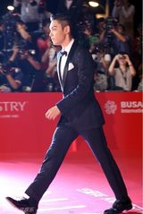 组图：釜山电影节开幕 TOP西装配小领结显帅气