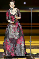 组图：章子怡获影后十连冠 与家人吃炸酱面庆祝