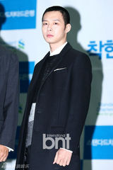 组图：韩星朴有天精练短发出席公益慈善活动