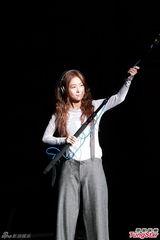 组图：陈绮贞亲吻女乐手 开唱超时男友交罚款