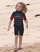 组图：茱莉沙滩黑长裙笑看小女熟睡 皮特陪养女浮潜