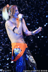 组图：张根硕开唱半裸露点 粉丝着比基尼狂欢