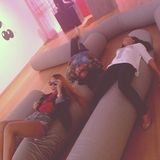 组图：蕾哈娜金发红唇野性 吊带装俯身泄春光