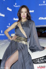 组图：张智霖皮衣有型 同场女星露底抛奶斗性感