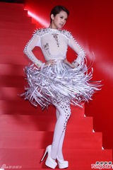 组图：杨丞琳穿华服亮相 尾椎伤势未复原