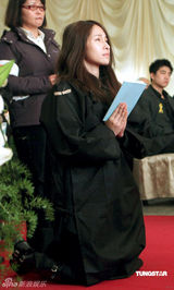 幻灯图：萧亚轩跪拜哭送母亲 珍贵合影曝光