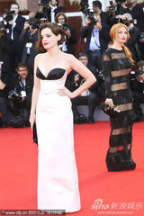 组图：约瑟芬透视装近全裸 和爆乳女星热辣深吻