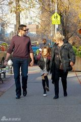 组图：休-杰克曼与妻接女儿放学其乐融融