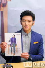 组图：“皇帝”池昌旭时尚便装开签名会玩穿越