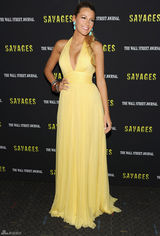 组图：布莱克明黄色礼服闪耀《野蛮人》纽约首映