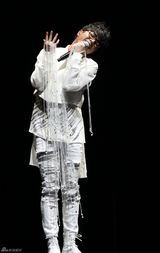 组图：快男华晨宇水晶礼服化身冰雪王子