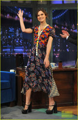 组图：凯拉-奈特莉花裙亮相 大秀小提琴多才多艺